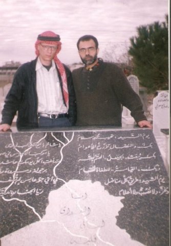 مع الشاعر علاء الدين عبد المولى عند قبر الجواهري